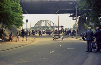 806638 Afbeelding van het transport van de oude Galecopperbrug over het Amsterdam-Rijnkanaal te Utrecht, teneinde ...